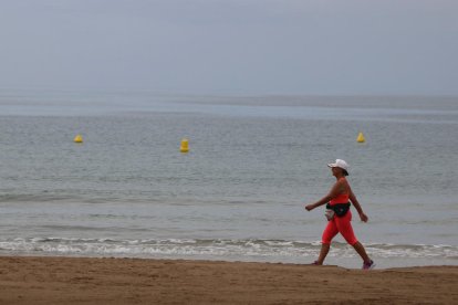 El tiempo no acompañó en la reapertura de las playas tarraconenses. En la imagen, Salou, ayer.