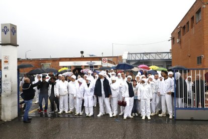 Treballadors de l’escorxador Sada de Lleida, ahir, a la porta de les instal·lacions.