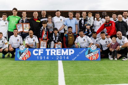 Foto d’Andreu i Lluís Tomàs, Oriol Ruiz i Àlex Tordecillas amb el primer equip del Tremp el dia del seu homenatge.