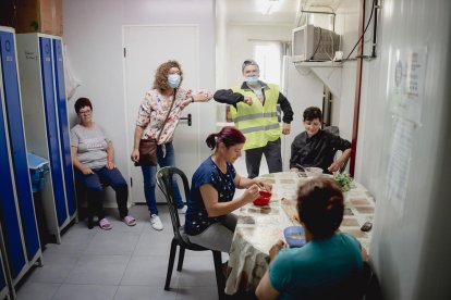 Trabajadores rumanos, ayer comiendo en un alojamiento.