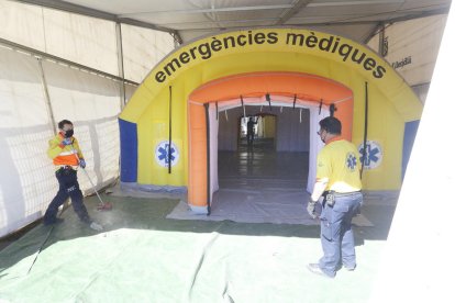 Desmontan la carpa del SEM del hospital Arnau de Vilanova de Lleida.