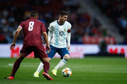 Messi intenta driblar al venezolano Tomás Rincón.