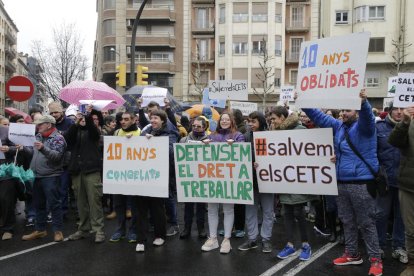 Usuaris d’entitats d’atenció a persones amb discapacitat, durant una mobilització a Lleida.