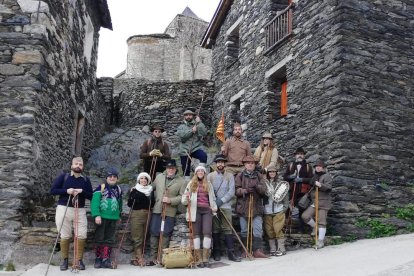 Participants ahir a Capdella en una excursió amb vestuari i equip de principis del segle XX.