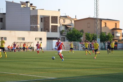 Un jugador del Artesa corre con el balón en una acción del partido de ayer.