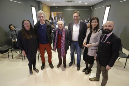 El artista Antonio López, en el centro entre Julio Vaquero y el alcalde de Almacelles, Josep Ibarz.