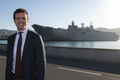 El líder del PP, Pablo Casado, ante el buque de guerra ‘Juan Carlos I’ en Getxo, ayer.