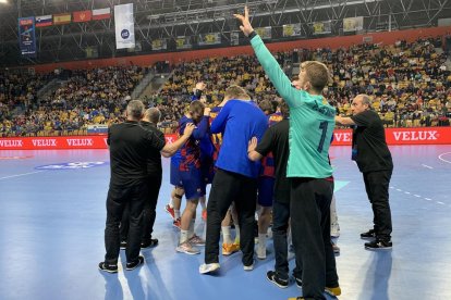 El equipo azulgrana festeja al final del partido la clasificación para los cuartos de final.