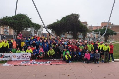 Els participants en la desena edició de la prova solidària posen abans de la sortida a la plaça Blas Infante.