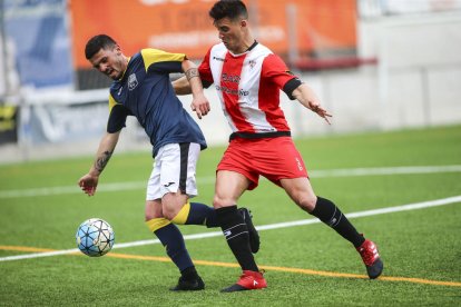 Un jugador local en pressiona un del Borges en una de les jugades del partit disputat ahir al Municipal de Viladecans.