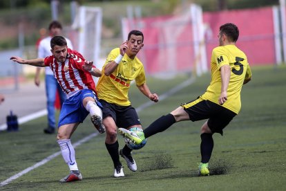 Jugadors del Mollerussa pugnen per la pilota en una de les jugades que van tenir lloc ahir al camp del Manresa.