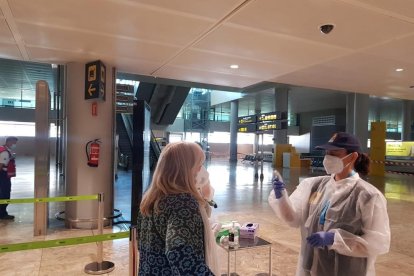 Toma de temperatura a una pasajera en el aeropuerto de Alicante, este fin de semana.