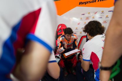 Marc, al box donant indicacions als membres del seu equip.