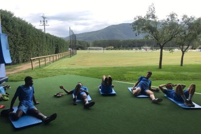 Els jugadors del Lleida estiren després de l’entrenament.