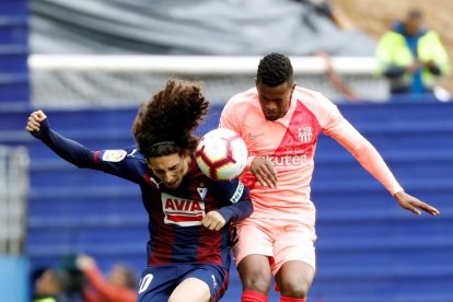 Semedo, que sufrió un fuerte golpe, salta con Cucurella.