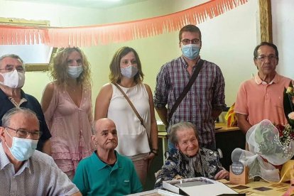 El ayuntamiento entregó ayer a Rosa Saball la Medalla Centenària de la Generalitat. 