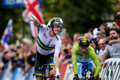 Rohan Dennis celebra la victòria a la crono dels Mundials.