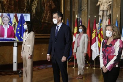 Sánchez, ahir, en la conferència de presidents amb Von der Leyen seguint la sessió telemàticament.