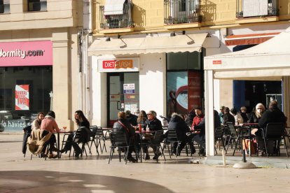 Una terraza abierta ayer en la plaza Sant Joan de Lleida ciudad.