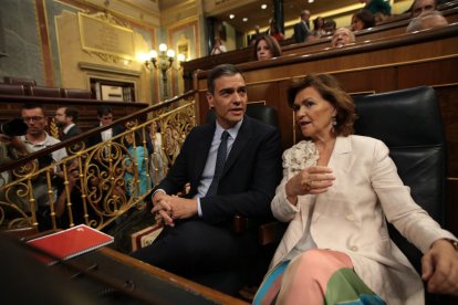 El presidente y vicepresidenta españoles en funciones, Pedro Sánchez y Carmen Calvo, al debate de investidura