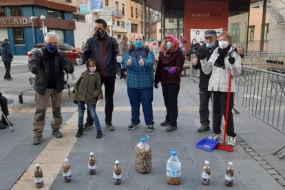 Imagen de una de las acciones de recogida de colillas en La Seu. 