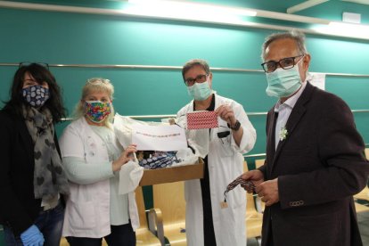 Representants de l'AECC-Catalunya Contra el Càncer de Lleida entreguen mascaretes fetes a mà a l'Hospital Arnau de Vilanova de Lleida