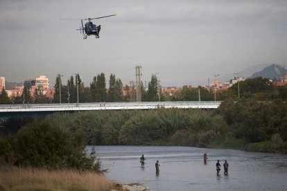 Els mossos i els bombers, ahir durant les tasques de recerca.