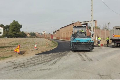 Els operaris treballen aquests dies en la pavimentació.