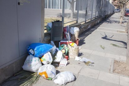 Bolsas de basura por el suelo el pasado jueves en Tàrrega.