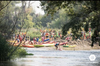 Imatge dels participants al descens de canoes pel Segre.