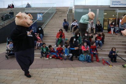 Els porquets i el llop del muntatge itinerant ‘Pigs’, dels lleidatans Campi Qui Pugui, van fer gaudir de valent el públic familiar.