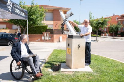 El doctor Serés, a la dreta, i l’alcalde, en la inauguració.