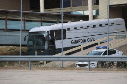 Furgón de la Guardia Civil con los líderes independentistas, ayer, al abandonar Soto del Real.