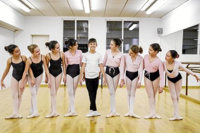 El Justin Costache, un nen lleidatà d'onze anys, aquesta setmana a l'escola Espai Dansa de Lleida, acompanyat de la resta d'alumnes d'una de les classes.