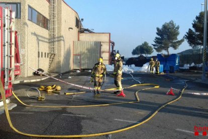 Diez dotaciones de bomberos actuaron en Maials. 