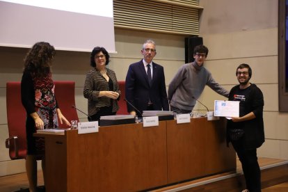 Un dels estudiants premiats pel treball de final de grau, al recollir el diploma.