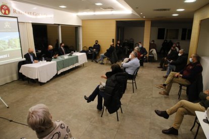 Una vista general de la asamblea extraordinaria de socios del Raimat con mascarilla y distancia social.