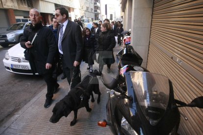 Imagen de archivo de un perro guía con su propietario.