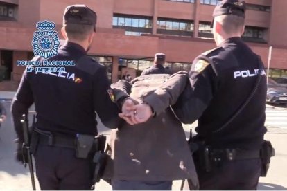 El detingut va confessar a la Policia haver-se menjat parts de la seua mare.