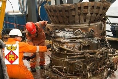 La Granja d’Escarp colgó imágenes de supuestos operarios municipales revisando un avión siniestrado en la localidad. 