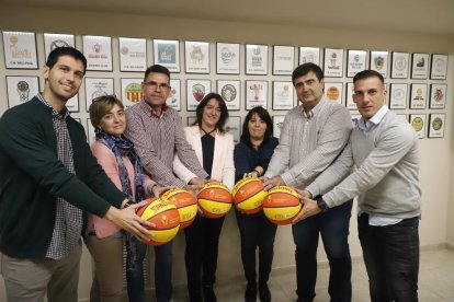 El delegat de la Territorial, Javi Calles, va fer entrega ahir a Estrada Fernandez de les pilotes.