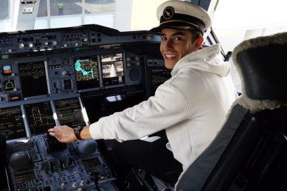 Marc, ahir als comandaments de l’avió que el va traslladar a Austràlia.