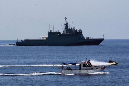 El barco Audaz, fondeado cerca de Lampedusa.