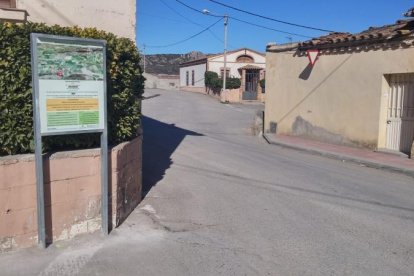 Uno de los paneles de una nueva ruta instalado en Cubells.