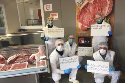 Trabajadores del obrador de Agro-massot en Torre-serona. 