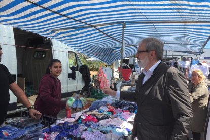 El alcaldable del PSC, ayer en el mercadillo de Torrefarrera.