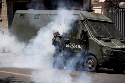 Un carabinero chileno dispara durante las protestas.