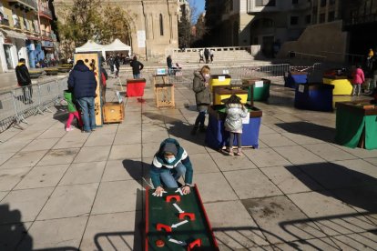 Actividad ‘Festa Fusta’, ayer en la plaza Sant Joan de Lleida. 