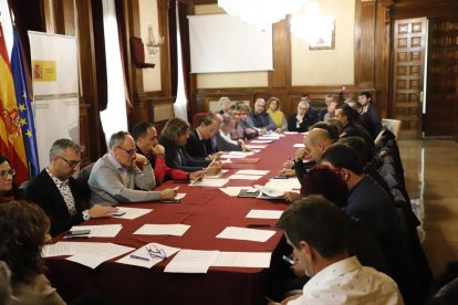 Una imatge de la reunió del subdelegat del Govern espanyol a Lleida, José Crespín, amb els representants dels ajuntaments.