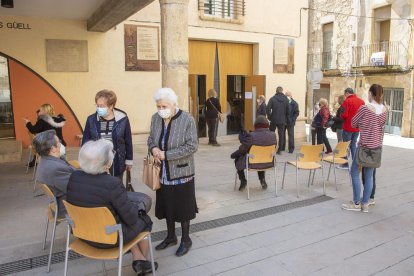 La inmunización sigue en Lleida  -  Tàrrega (en la imagen) y Balaguer acogieron ayer otra jornada de vacunación para personas mayores de 80 años. En Tàrrega el punto de vacunación fue la biblioteca Germanes Güell y en Balaguer, el Teatre Mun ...